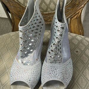 Pierre Dumas silver peep toe shoes Size 11